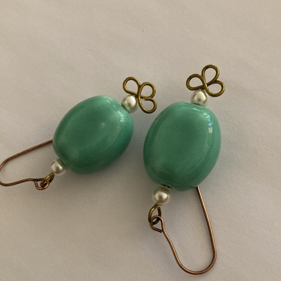 Earrings: Ceramic & faux pearl with antique brass - Picture 5 of 16